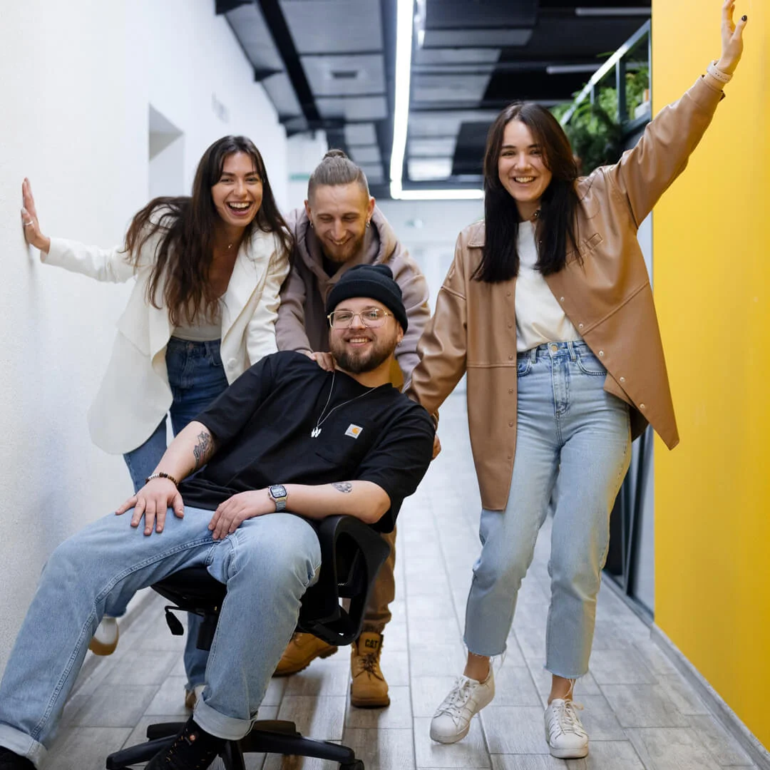 Grupo de jovens empreendedores se divertindo